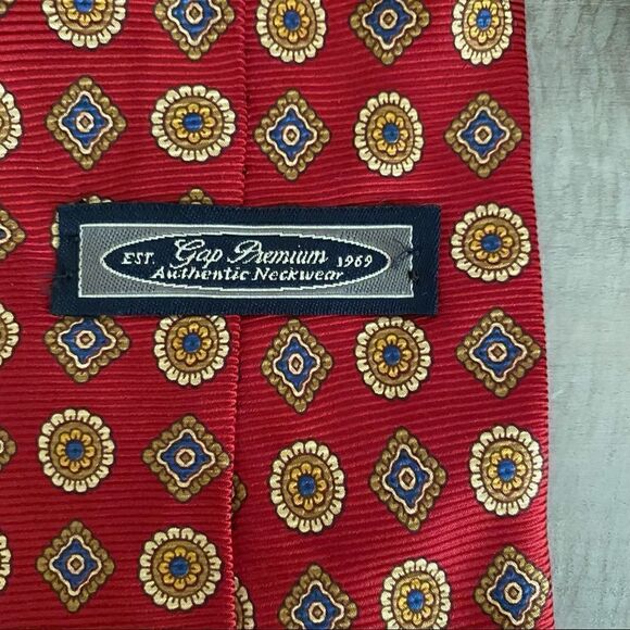 GAP Premium Silk Tie Red w/ Gold Medallions - Picture 2 of 3